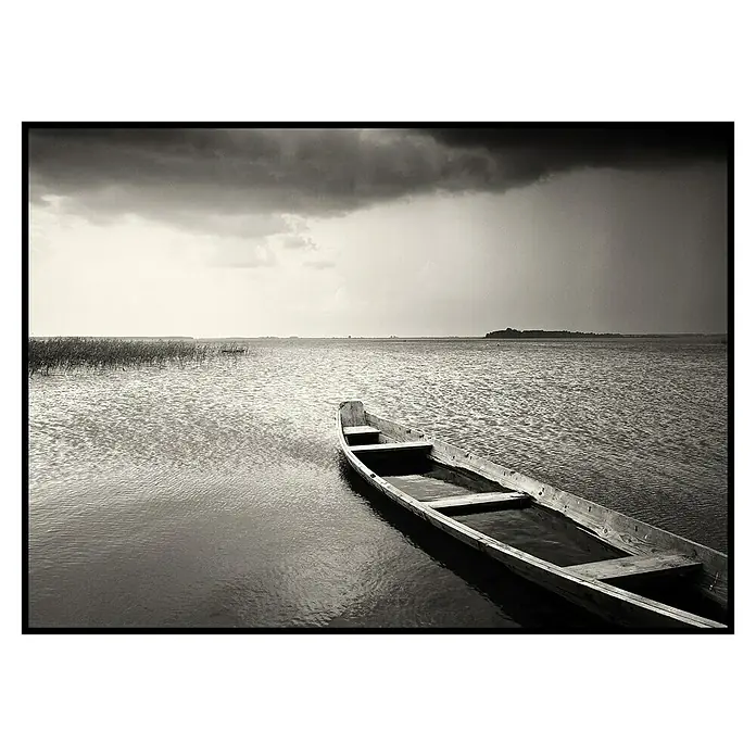 Lienzo Barca B&N - Barca B&N, An x Al: 50 x 70 cm - Un barco de madera abandonado en un lago tranquilo bajo un cielo sombrío. La tela destaca la quietud y la melancolía del momento.