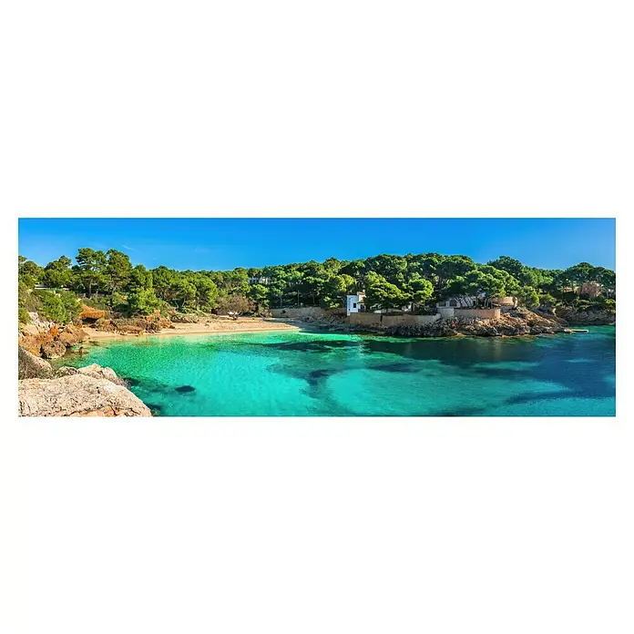 Cuadro Playa de Calagat - Playa de Calagat, An x Al: 120 x 40 cm, 1 pzs. - Bahía idílica con agua cristalina, exuberante vegetación y costa rocosa bajo un cielo azul brillante.