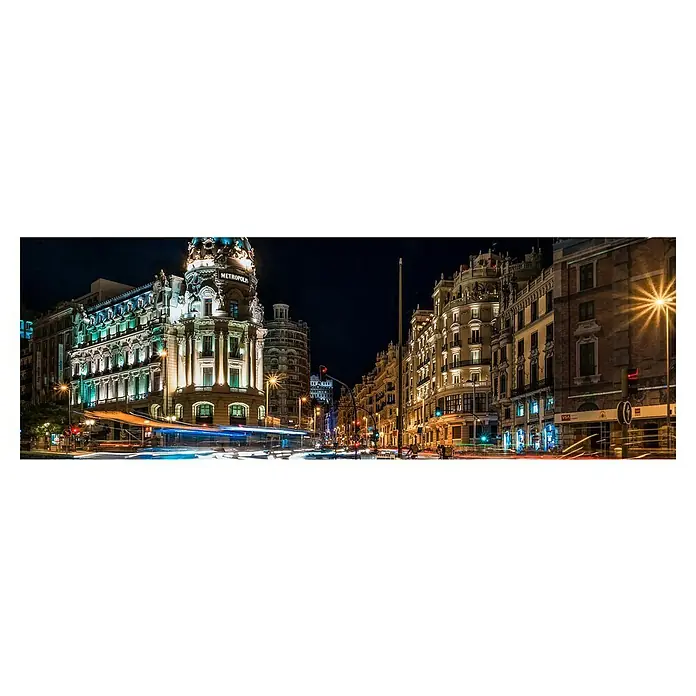 Cuadro Gran Vía - Gran Vía, An x Al: 120 x 40 cm, 1 pzs. - Vista del icónico edificio Metropolis de Madrid por la noche, con luces vibrantes y rastros de vehículos borrosos.
