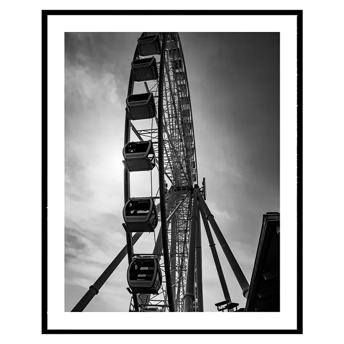 Cuadro Noria - An x Al: 40 x 50 cm, 1 pzs. - Una foto en blanco y negro de una noria, que se extiende hacia el cielo, ofreciendo un ángulo cautivador.