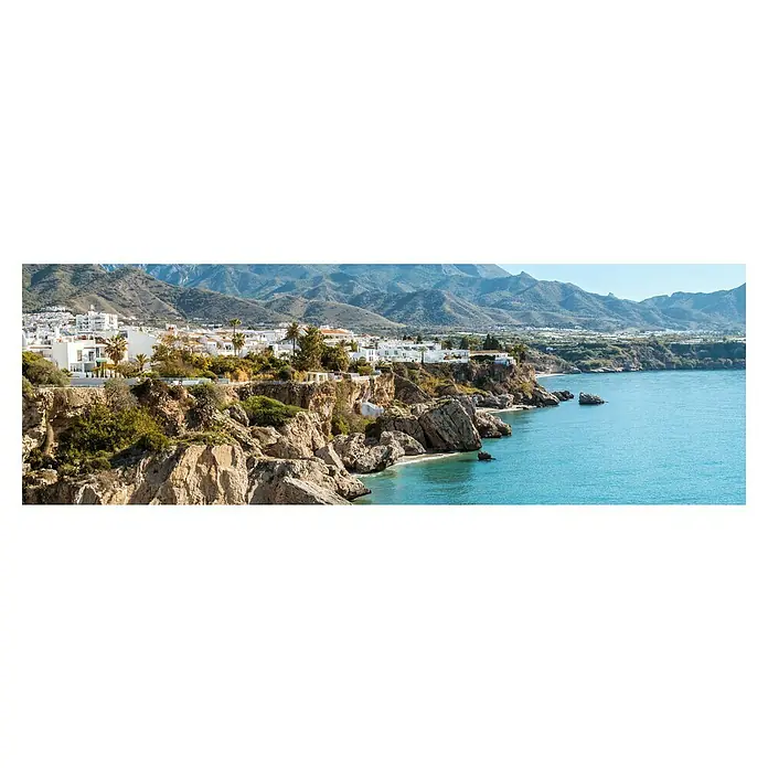 Cuadro Costa del Solnerja - Costa del Solnerja, An x Al: 120 x 40 cm, 1 pzs. - Paisaje costero con casas blancas en acantilados, el mar azul en primer plano y montañas verdes al fondo.