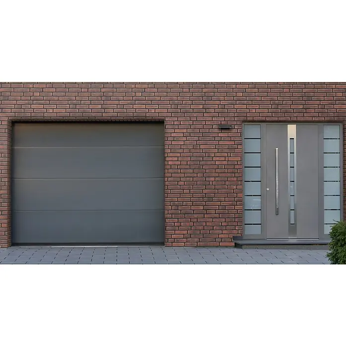 Celina Klinker Verblendstein Wasserstrich Boston - 6,5 x 21,5 cm, Schwarz/Braun, Steinoptik - Graues Garagentor und eine moderne Haustür in einem Backsteingebäude, die architektonische Elemente hervorheben.