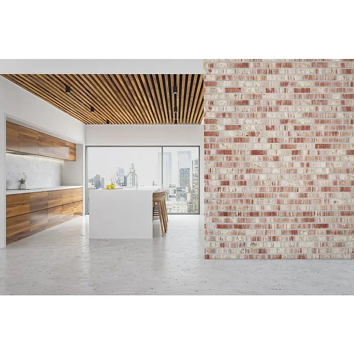 Celina Klinker Verblendstein Wasserstrich Auckland - 6,5 x 21,5 cm, Beige/Rot, Steinoptik - Eine moderne Küche mit einer markanten Ziegelwand, die dem Raum Textur und Wärme verleiht. Die Holzelemente sorgen für einen natürlichen Akzent.