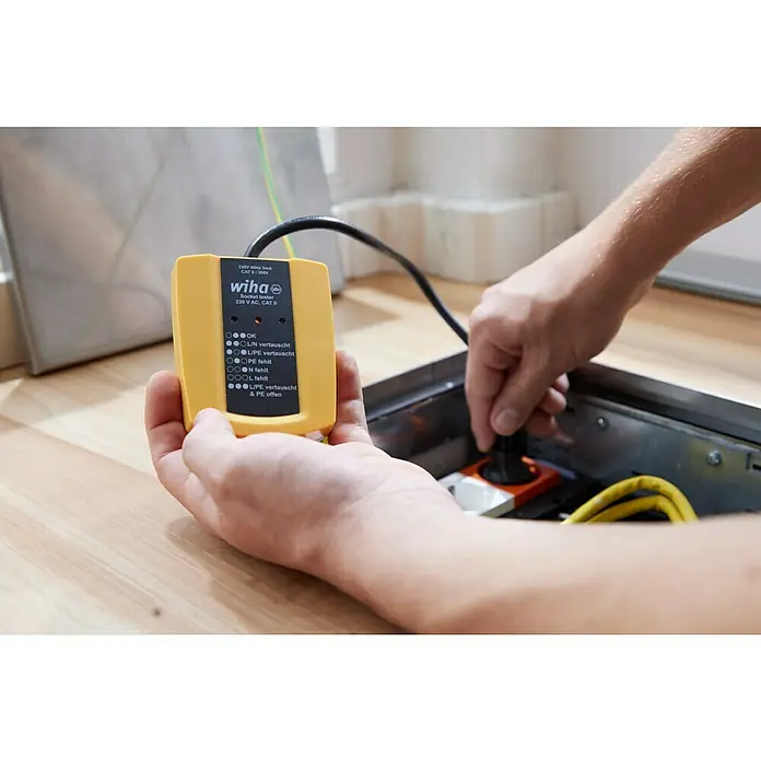 Wiha Steckdosentester 45220 - Nennspannung: 230 V, Messkategorie: CAT II 300 V - Verwendung eines Wiha Steckdosentesters zur Überprüfung einer Steckdose. Das Gerät zeigt mit LEDs den Zustand der Steckdose an.