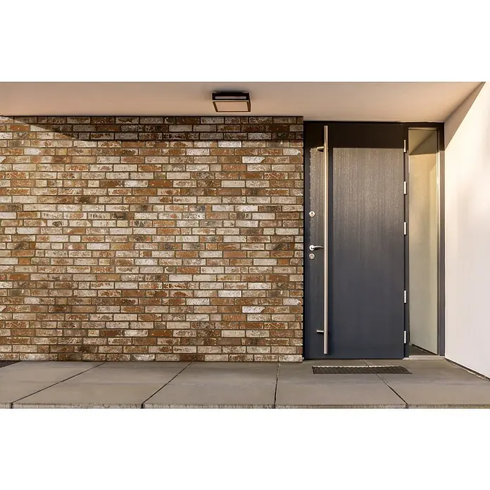 Celina Klinker Verblendstein Vintage New York - 7,1 x 24 cm, Braun/Rot, Steinoptik - Modernes Haustürdesign mit grauer Tür, Edelstahlgriffen und Backsteinmauerwerk, das einen stilvollen Eingangsbereich schafft.