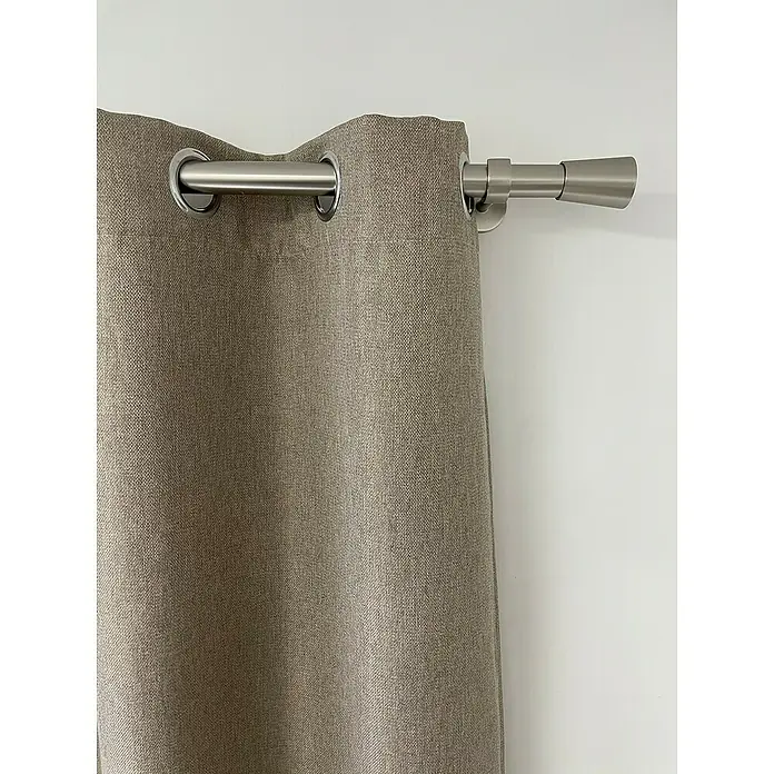 Cortina con ollaos Opaca - An x Al: 140 x 260 cm, Lino - Primer plano de una cortina de lino con ojales metálicos en una barra de cortina plateada con remate.