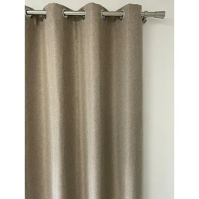 Cortina con ollaos Opaca - An x Al: 140 x 260 cm, Lino - Primer plano de una cortina opaca marrón con ojales metálicos colgada de una barra de cortina plateada. La cortina ofrece privacidad y oscuridad.