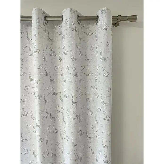Cortina con ollaos Animale - An x Al: 140 x 260 cm, Gris - Imagen de cortinas blancas con estampados de animales, colgadas en una barra de cortina plateada. Ideal para habitaciones infantiles y privacidad.