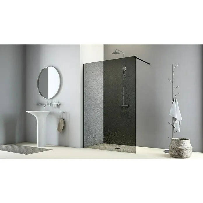 Camargue Vario Duschwand B65EG - B x H: 115 x 200 cm, Beschichtet, Grau/Schwarz - Ein modernes Badezimmer mit einer begehbaren Dusche, einem stilvollen Waschbecken und einem runden Spiegel.