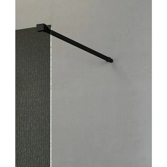 Camargue Vario Duschwand B65EG - B x H: 115 x 200 cm, Beschichtet, Grau/Schwarz - Moderne Duschkabine mit schwarzer Halterung und einer strukturierten Glaswand vor einer schlichten, grauen Wand. Elegantes Baddesign.