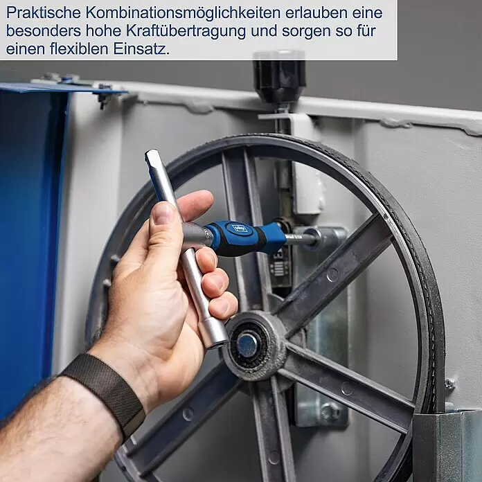 Scheppach Werkzeugkoffer TB235 - Kunststoff, 233 -tlg. - Hand benutzt blauen und schwarzen Schraubendreher mit silbernem T-Griff-Aufsatz zur Einstellung eines Mechanismus an einer Maschine.