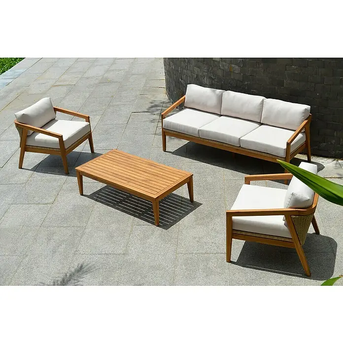 Sunfun Conjunto de muebles Anna - 4 pzs., Madera de acacia, Marrón - Atractivo conjunto de muebles de exterior que incluye un sofá, dos sillones y una mesa de madera en un patio pavimentado.