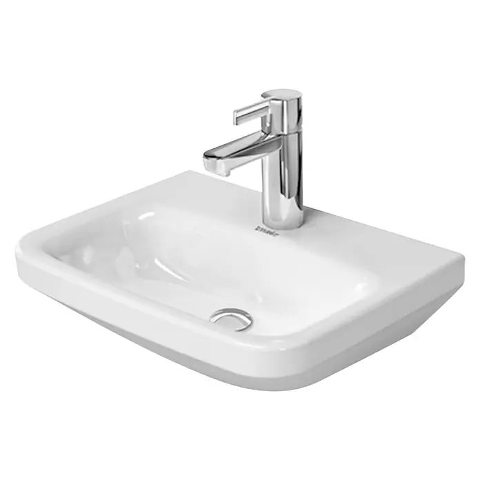 Duravit DuraStyle Waschbecken - 45 x 33,5 cm, Mit schmutzabweisender Glasur, Hahnloch: Mitte, Ohne Überlauf, Weiß - Nahaufnahme eines rechteckigen, weißen Waschbeckens mit einem modernen Chromhahn auf einem schwarzen Hintergrund.