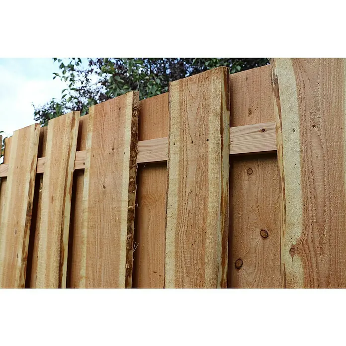 Joda Sichtschutzelement Vancouver - 180 x 180 cm, Holz, Naturbelassen - Nahaufnahme eines Holzzauns im Garten, der rustikale Bretter und natürliche Holzmaserungen zeigt, ideal für Privatsphäre und Dekoration.