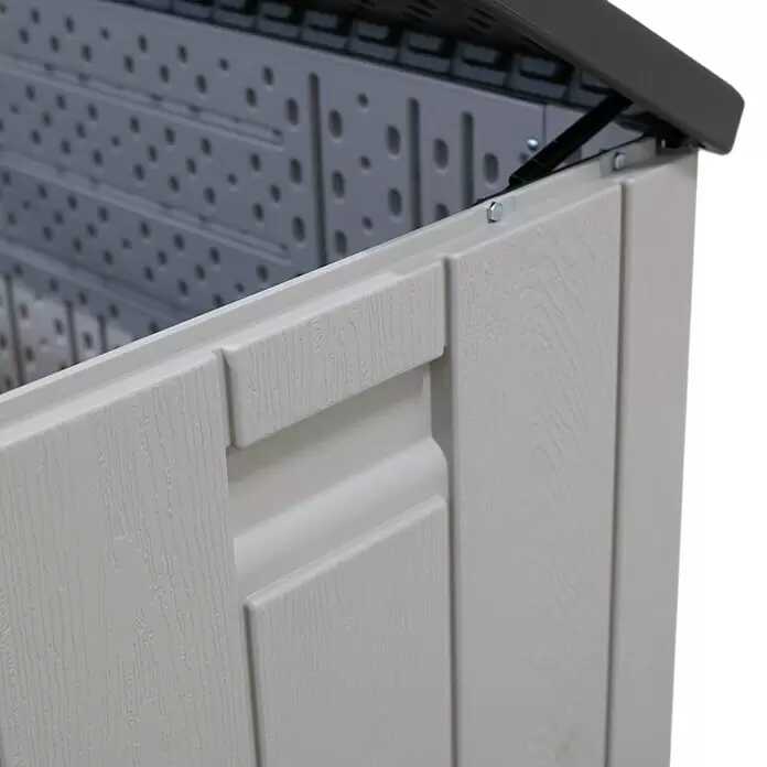 Lifetime Gartenbox - L x B x H: 72 x 151 x 69 cm, Kunststoff, 570 l, Lichtgrau - Hellgraue, holzstrukturierte Kunststoff-Aufbewahrungsbox mit leicht geöffnetem dunklem Deckel, zeigt perforiertes Inneres und Scharnier.
