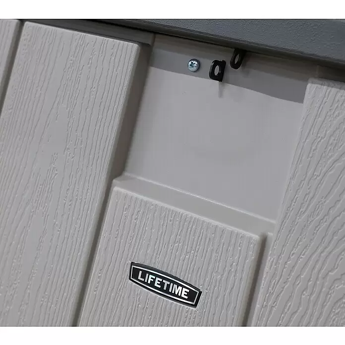 Lifetime Gartenbox - L x B x H: 72 x 151 x 69 cm, Kunststoff, 570 l, Lichtgrau - Helle, beige Kunststoffplatte mit Holzmaserung und „LIFETIME“-Logo, zeigt Befestigungselemente zur Montage.