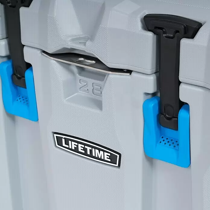 Lifetime Kühlbox Cooler - 26,5 l, Grau/Blau - Hellegraue Kühlbox mit schwarzen und blauen Verschlüssen, geprägter '28' und 'LIFETIME' Logo.