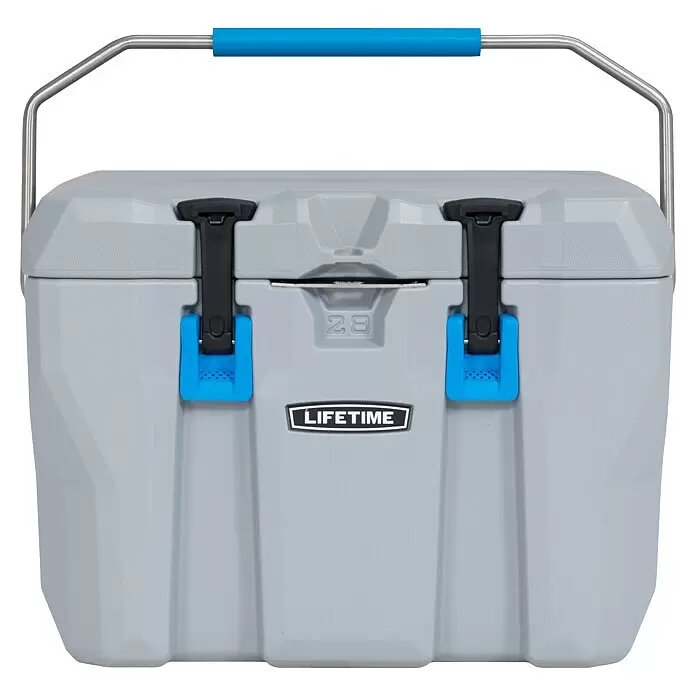 Lifetime Kühlbox Cooler - 26,5 l, Grau/Blau - Graue Kühlbox mit silbernem Metallgriff und blauen Akzenten, schwarzen Verschlüssen und der Kapazitätsangabe '28'.