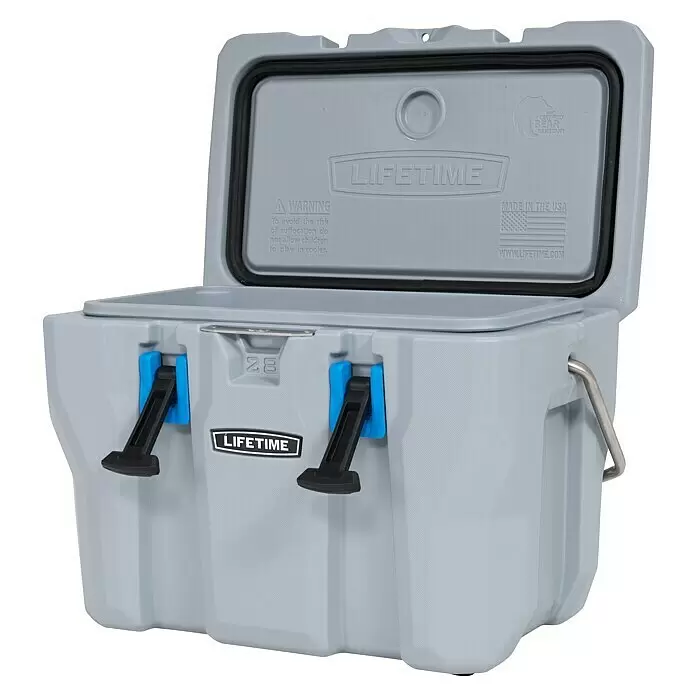 Lifetime Kühlbox Cooler - 26,5 l, Grau/Blau - Hellgraue Lifetime-Kühlbox mit geöffnetem Deckel, blauen und schwarzen Verschlüssen und Metallgriff.