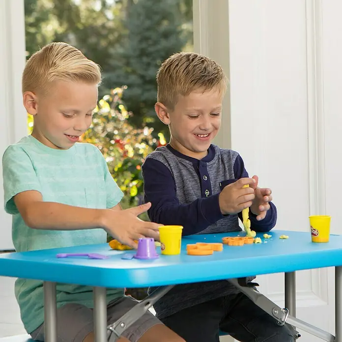 Lifetime Kinder-Picknicktisch - L x B x H: 83 x 90 x 54 cm, Polypropylen, Blau - Zwei Jungen spielen am blauen Tisch mit Play-Doh-Knete und Formen, um kreative Figuren zu erstellen. Die bunten Dosen und Werkzeuge laden zum Modellieren ein.