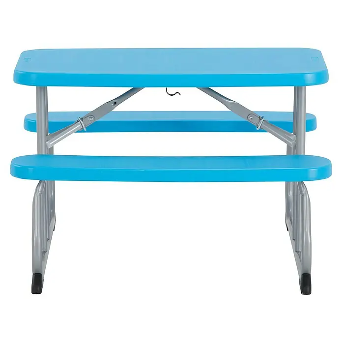 Lifetime Kinder-Picknicktisch - L x B x H: 83 x 90 x 54 cm, Polypropylen, Blau - Nahaufnahme eines blauen Kindertisches mit Bänken, ideal für Spiele und Picknicks im Innen- und Außenbereich. Das Tischset ist klappbar und leicht zu verstauen.