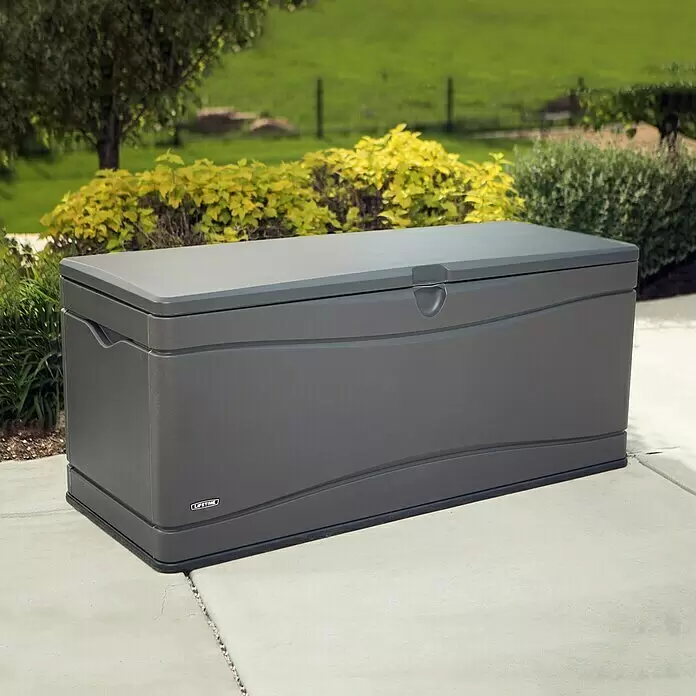 Lifetime Auflagenbox - 573 x 1.525 x 67 cm, Kunststoff, Anthrazit - Große dunkelgraue Outdoor-Aufbewahrungsbox auf Betonplatte im Garten.