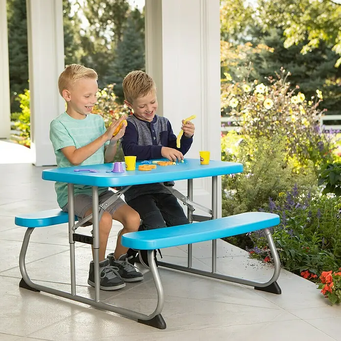 Lifetime Kinder-Picknicktisch - L x B x H: 83 x 90 x 54 cm, Polypropylen, Blau - Zwei Kinder sitzen an einem blauen Picknicktisch und spielen mit Knete. Der Tisch ist ideal für kreative Aktivitäten im Freien.