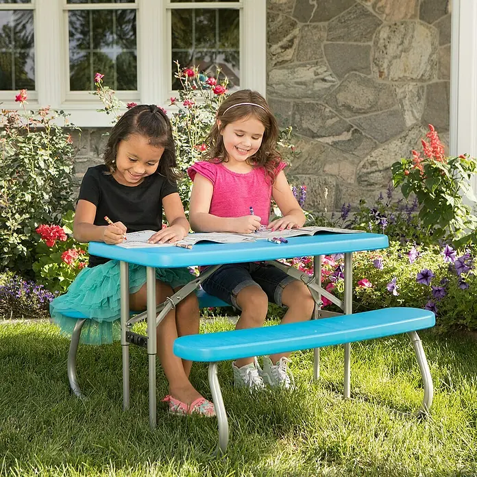 Lifetime Kinder-Picknicktisch - L x B x H: 83 x 90 x 54 cm, Polypropylen, Blau - Zwei Mädchen sitzen an einem blauen Picknicktisch mit Bänken und malen. Der Tisch ist ideal für Kinder zum Spielen und Basteln im Garten.