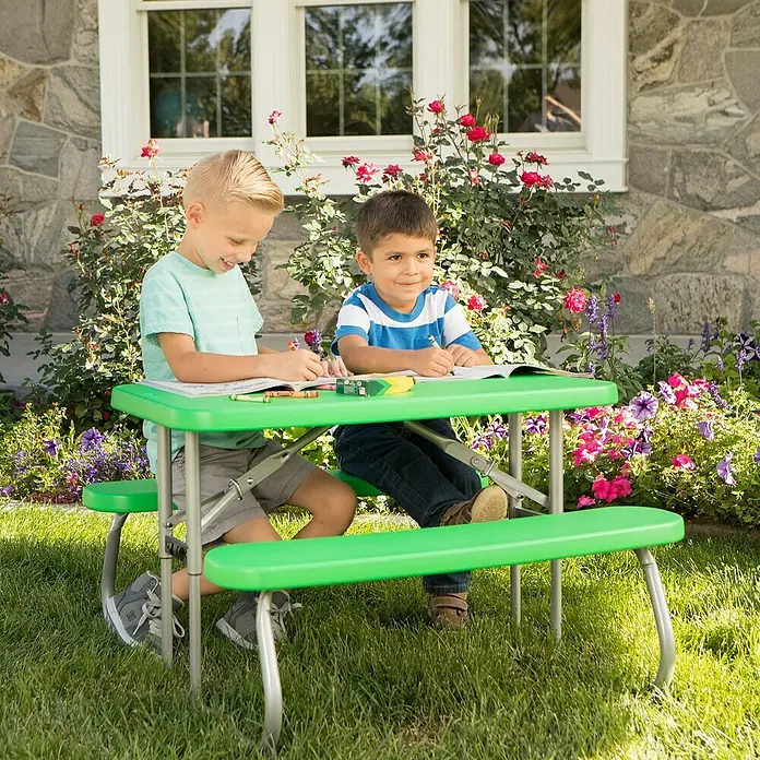 Lifetime Kinder-Picknicktisch - L x B x H: 83 x 90 x 54 cm, Polypropylen, Grün - Zwei Kinder sitzen an einem grünen Picknicktisch mit Bänken und malen. Der Tisch hat einen silbernen Rahmen und ist ideal für den Garten.