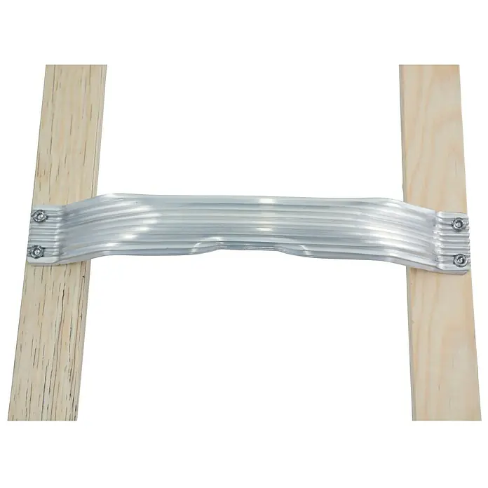 Krause Dachleiter - Länge: 5,05 m, Anzahl Tritte: 18 Stk., Aluminium, Holme aus wasserfestem, verleimtem, mehrlagigem Schichtholz - Detailansicht einer Leiterstufe aus Holz mit silberner Metallverstärkung. Die Leiterstufe ist mit Schrauben an den Holmen befestigt.