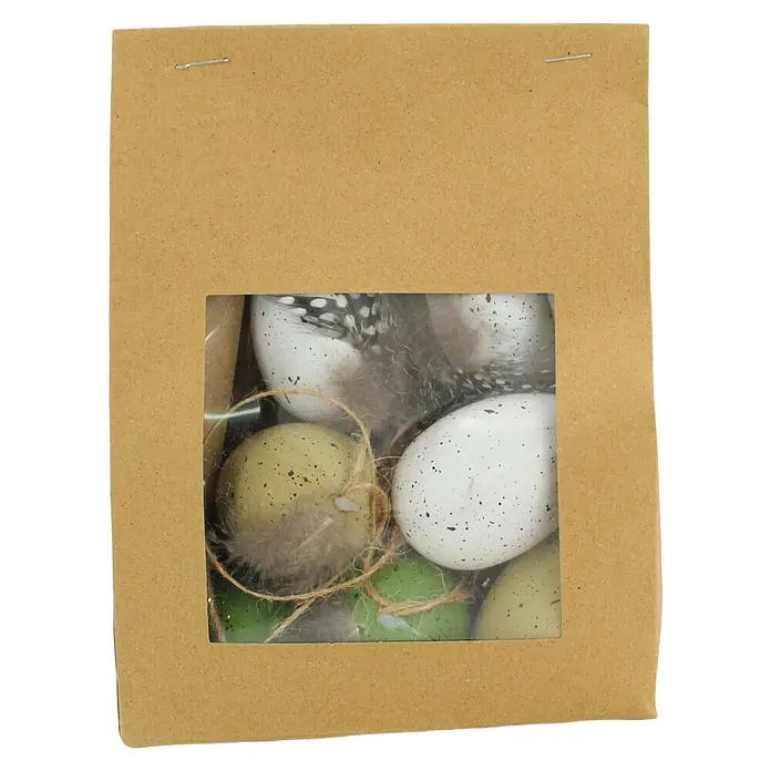 Dekofigur Deko-Eier - 9 Stk., Grün Mix, Kunststoff - Eine braune Geschenkbox mit kleinen, dekorierten Ostereiern in Weiß, Grün und Gelb, verziert mit Federn und Bindfäden.
