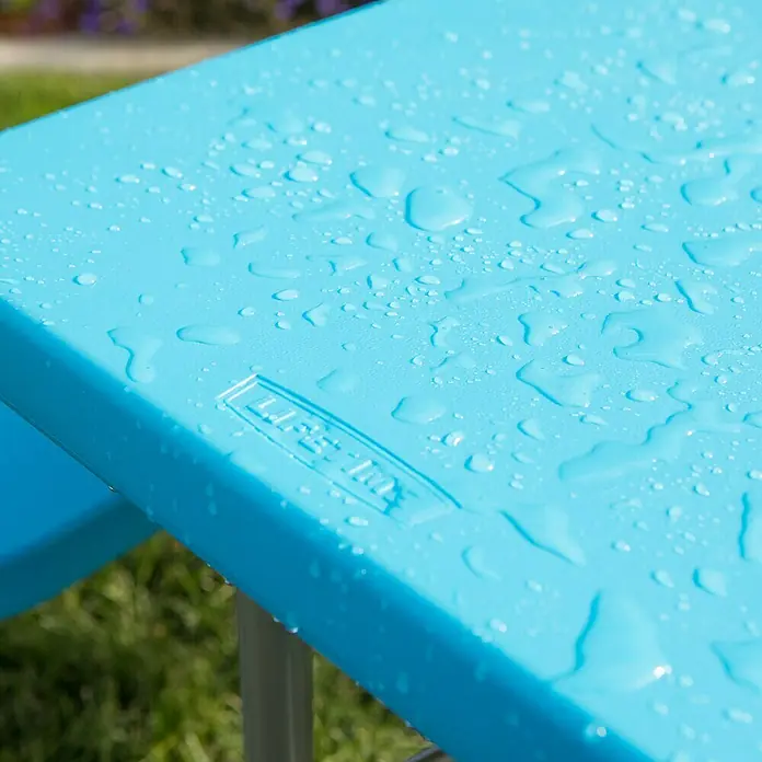 Lifetime Kinder-Picknicktisch - L x B x H: 83 x 90 x 54 cm, Polypropylen, Blau - Nahaufnahme einer blauen Lifetime Tischplatte mit Wassertropfen, die die robuste Bauweise und Wetterbeständigkeit hervorhebt.