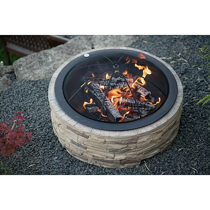 Westmann Feuerstelle - Ø x H: 90 x 51 cm, Metall, Steinoptik - Runde Steinoptik-Feuerstelle mit schwarzem Metallrand und Funkenschutzgitter, Feuer brennt.