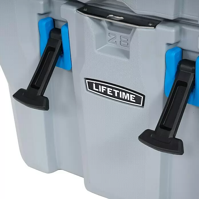 Lifetime Kühlbox Cooler - 26,5 l, Grau/Blau - Nahaufnahme einer hellgrauen Kühlbox mit schwarzen Gummiverschlüssen, blauen Akzenten und "LIFETIME"-Logo. Die Zahl "28" ist geprägt.