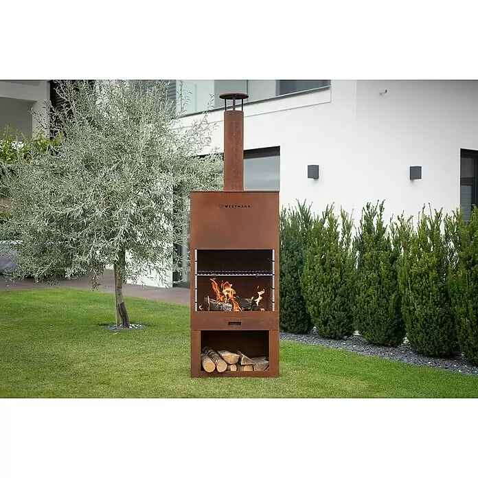 Westmann Grillkamin - L x B x H: 410 x 700 x 2.290 mm, Rost, Stahl - Westmann Outdoor-Kamin-Grill aus gerostetem Cortenstahl, mit brennendem Feuer.