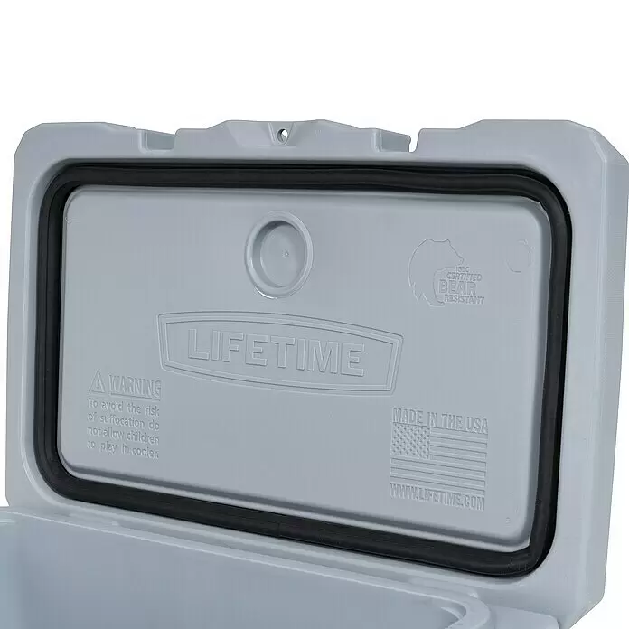 Lifetime Kühlbox Cooler - 26,5 l, Grau/Blau - Geöffneter grauer Kühlerdeckel mit schwarzer Dichtung und Prägetexten wie „LIFETIME“ und „BEAR RESISTANT“.