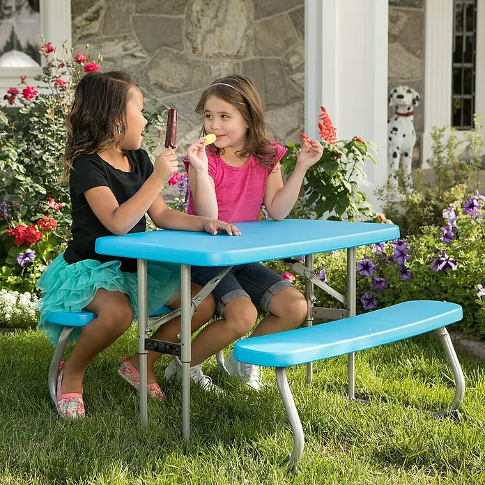 Lifetime Kinder-Picknicktisch - L x B x H: 83 x 90 x 54 cm, Polypropylen, Blau - Ein blauer Kindertisch mit Bänken steht auf einer grünen Wiese. Zwei Mädchen sitzen daran und essen Eis.