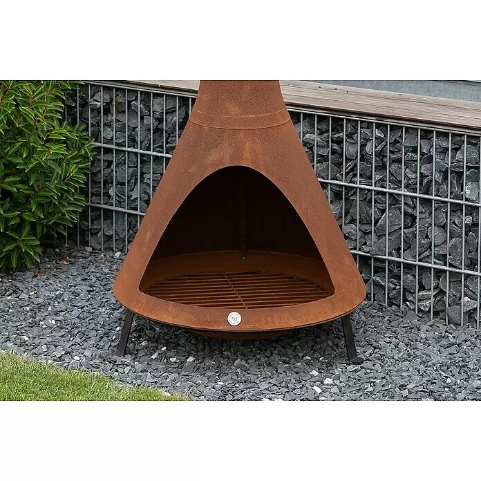 Westmann Feuerstelle - 70 x 70 x 160 cm, Metall, Rost - Rostfarbener Outdoor-Kamin mit Grillrost, auf Kies stehend.