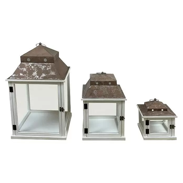 Laterne Modern - 1 Stk., L x B x H: 36 x 36 x 58 cm, Weiß - Set aus drei dekorativen Laternen mit weißen Holzrahmen und verwitterten Metallabdeckungen in verschiedenen Größen.