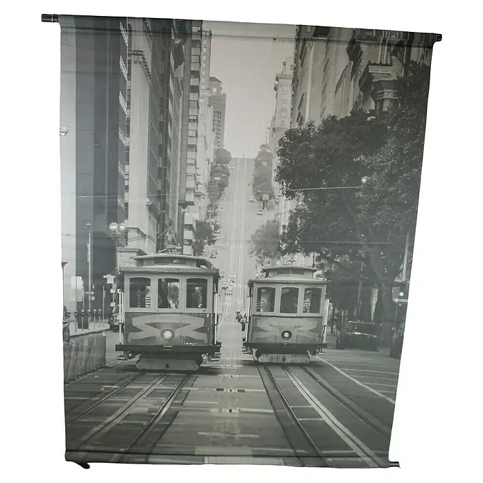Wandbild Textil - Train, 117 x 147 cm, Textil - Schwarz-Weiß-Fotografie von zwei Kabelwagen in San Francisco, die ein nostalgisches Flair vermitteln.