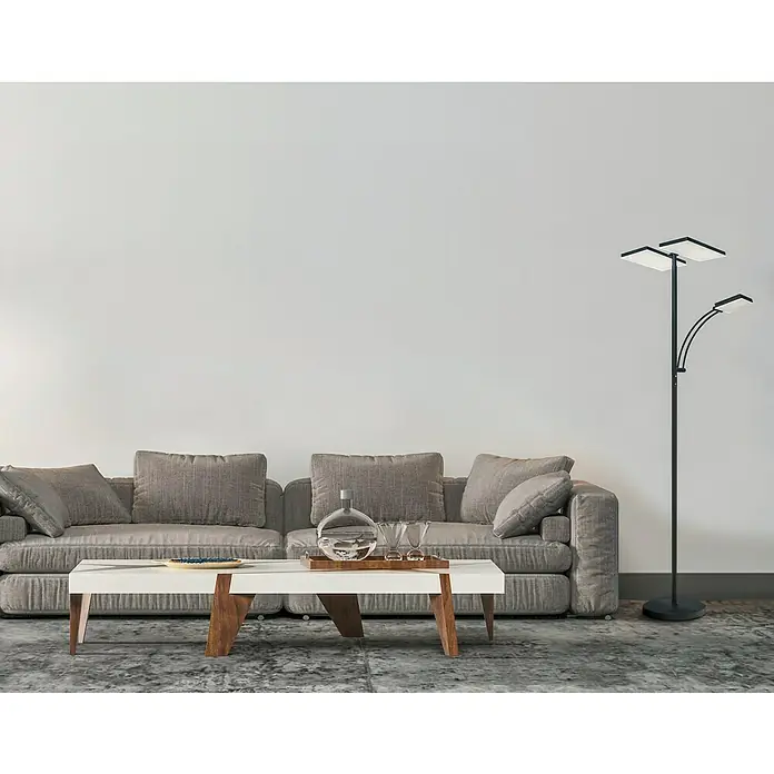 Tween Light LED-Deckenfluter Chicago - 36 W, Höhe: 180 cm, Schwarz-matt, Warmweiß - Eine moderne Stehlampe mit drei quadratischen Leuchten in einem Wohnzimmer. Sie steht neben einem grauen Sofa und einem Couchtisch.