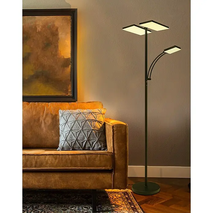 Tween Light LED-Deckenfluter Chicago - 36 W, Höhe: 180 cm, Schwarz-matt, Warmweiß - Elegante Stehlampe mit mehreren quadratischen Leuchten in einem stilvollen Wohnzimmer, die eine gemütliche Atmosphäre schafft.