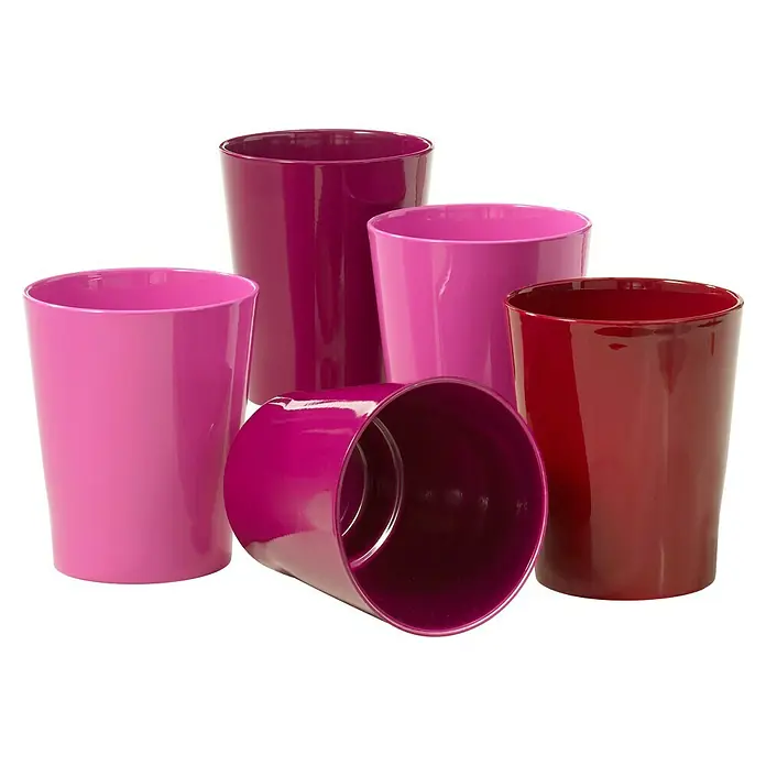 Soendgen Keramik Orchideentopf Merina Candy - Außenmaß (Ø x H): 7 x 8 cm, Keramik, Bordeaux, Glänzend - Nahaufnahme von einer Gruppe bunter Trinkbecher aus Kunststoff in verschiedenen Violett- und Rottönen auf schwarzem Hintergrund.