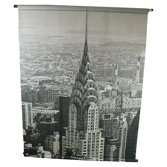 Wandbild Textil - New York, 117 x 147 cm, Textil - Das schwarz-weiße Rollbild zeigt das beeindruckende Chrysler Building in New York City. Ein dekoratives Wandbild für Liebhaber der Stadtansicht.