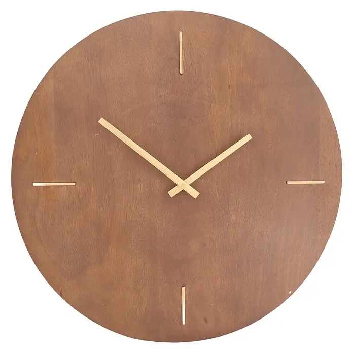 Wanduhr Mango - Durchmesser: 51 cm, Braun - Eine runde Holzwanduhr mit goldenen Zeigern und schlichtem Design. Die Uhr zeigt eine Zeit von etwa 2:08 an.