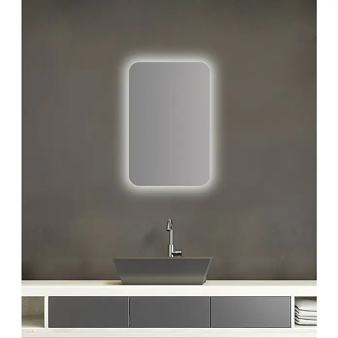 DSK LED-Spiegelschrank Elegance - B x H: 40 x 60 cm, Aluminium, Schwarz - Beleuchteter Badezimmerspiegel mit eckigen Formen über einem modernen Waschbecken und Unterschrank.
