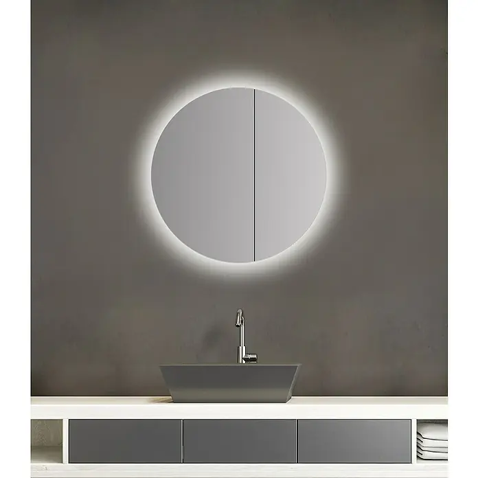 DSK LED-Spiegelschrank Bright - B x H: 60 x 60 cm, Aluminium, Silber - Rundes Badezimmer mit LED-beleuchtetem Spiegelschrank über einem modernen Waschbecken und einer weißen Waschtischkonsole.