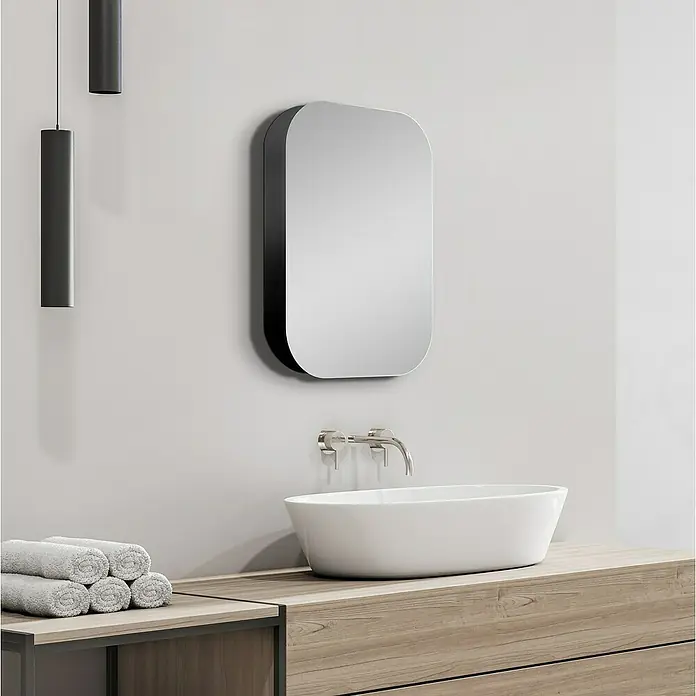 DSK Spiegelschrank Square - B x H: 40 x 60 cm, Schwarz - Elegantes Badezimmer-Design mit einem modernen Spiegel, einem stilvollen Waschbecken und subtiler Beleuchtung.