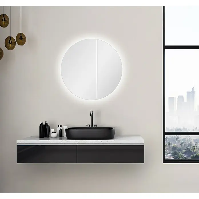 DSK LED-Spiegelschrank Bright - B x H: 60 x 60 cm, Aluminium, Silber - Modernes Badezimmer-Design mit rundem Spiegel, schwarzem Waschbecken und stilvollen Hängeleuchten für ein elegantes Ambiente.