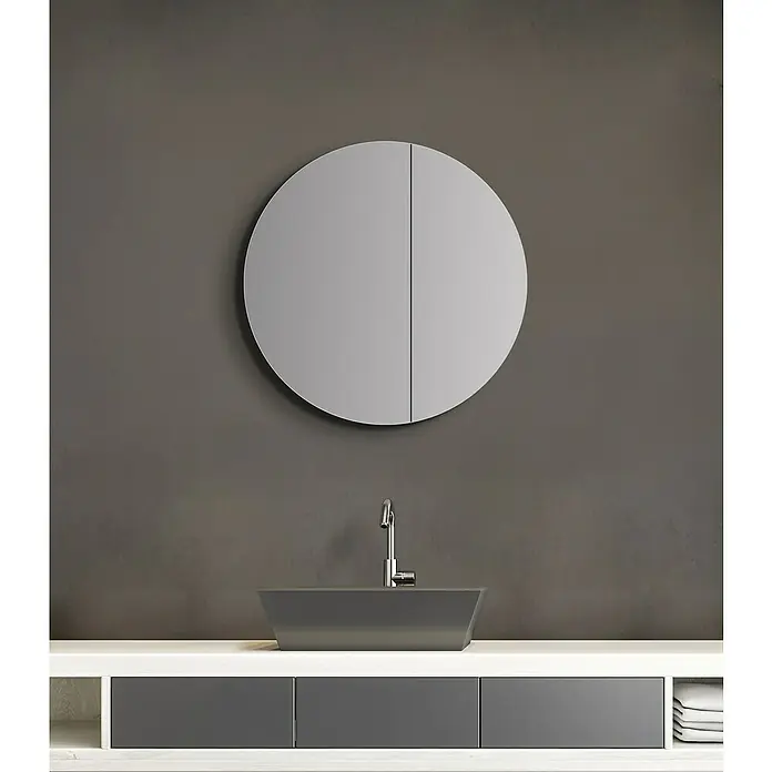 DSK Spiegelschrank Round - Aluminium, Silber - Modernes Badezimmer mit rundem Spiegelschrank, eckigem Waschbecken und schlichtem Unterschrank in Grau- und Weißtönen.